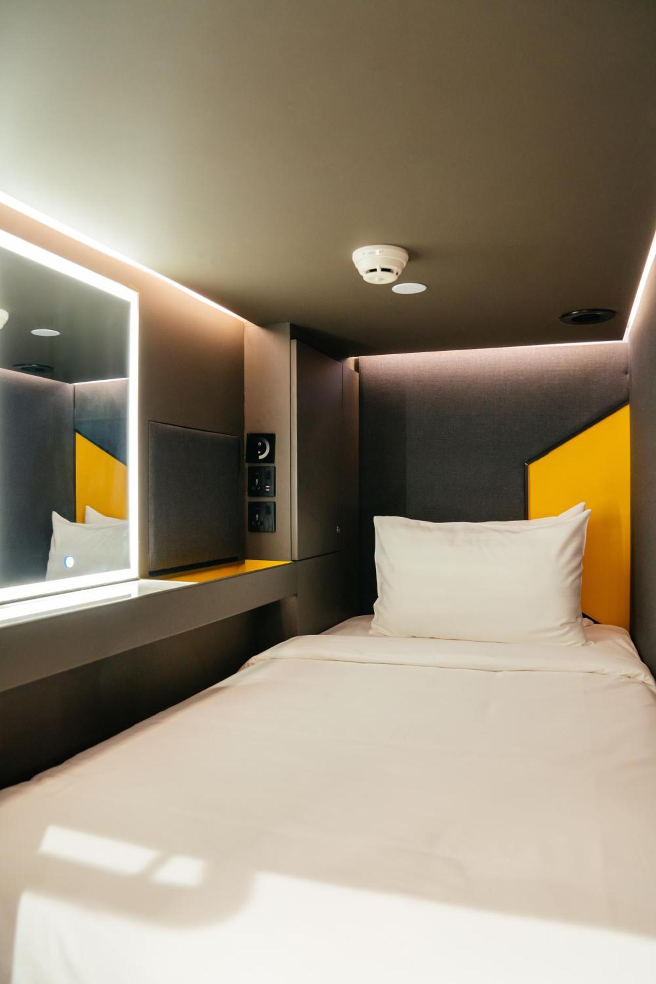 Capsuletransit Sleep Lounge Klia T1 Airport Hotel - Landside, Public Area At Lvl 5 Sepang Exterior photo